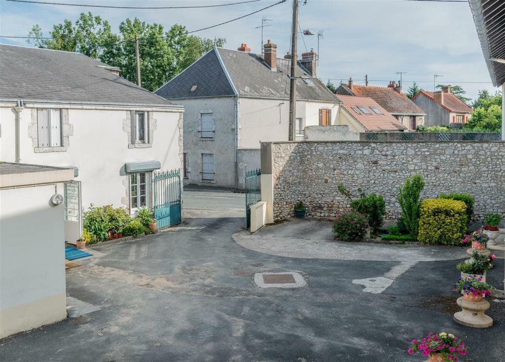 Hotel Du Cygne De La Croix Blanche Lailly-en-Val Экстерьер фото