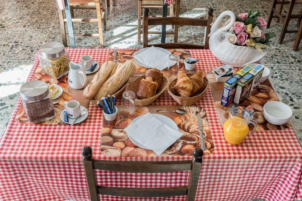 Hotel Du Cygne De La Croix Blanche Lailly-en-Val Экстерьер фото