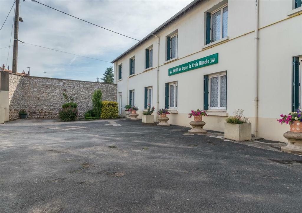 Hotel Du Cygne De La Croix Blanche Lailly-en-Val Экстерьер фото
